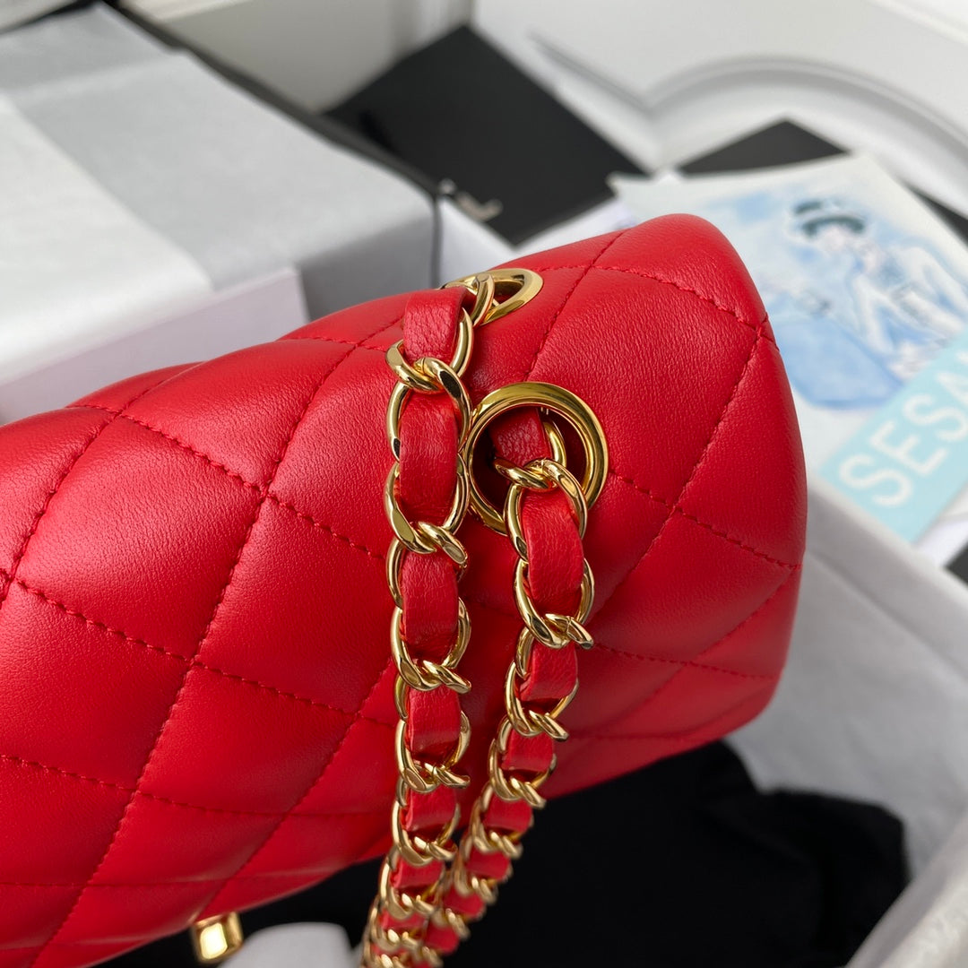 Sac à rabat classique moyen 23 cm en cuir d'agneau rouge et accessoires dorés 