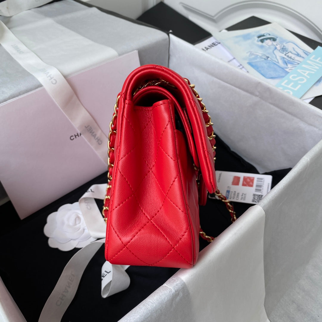 Sac à rabat classique moyen 23 cm en cuir d'agneau rouge et accessoires dorés 