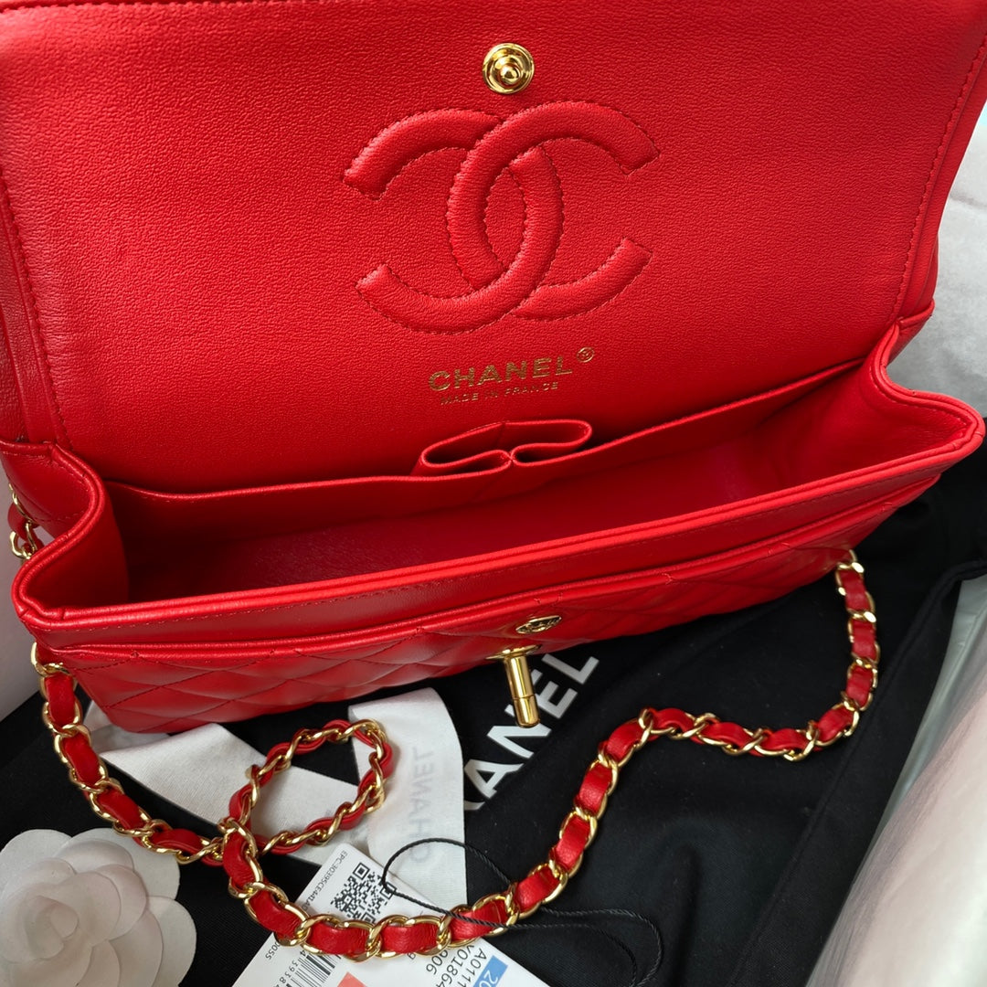 Sac à rabat classique moyen 23 cm en cuir d'agneau rouge et accessoires dorés 