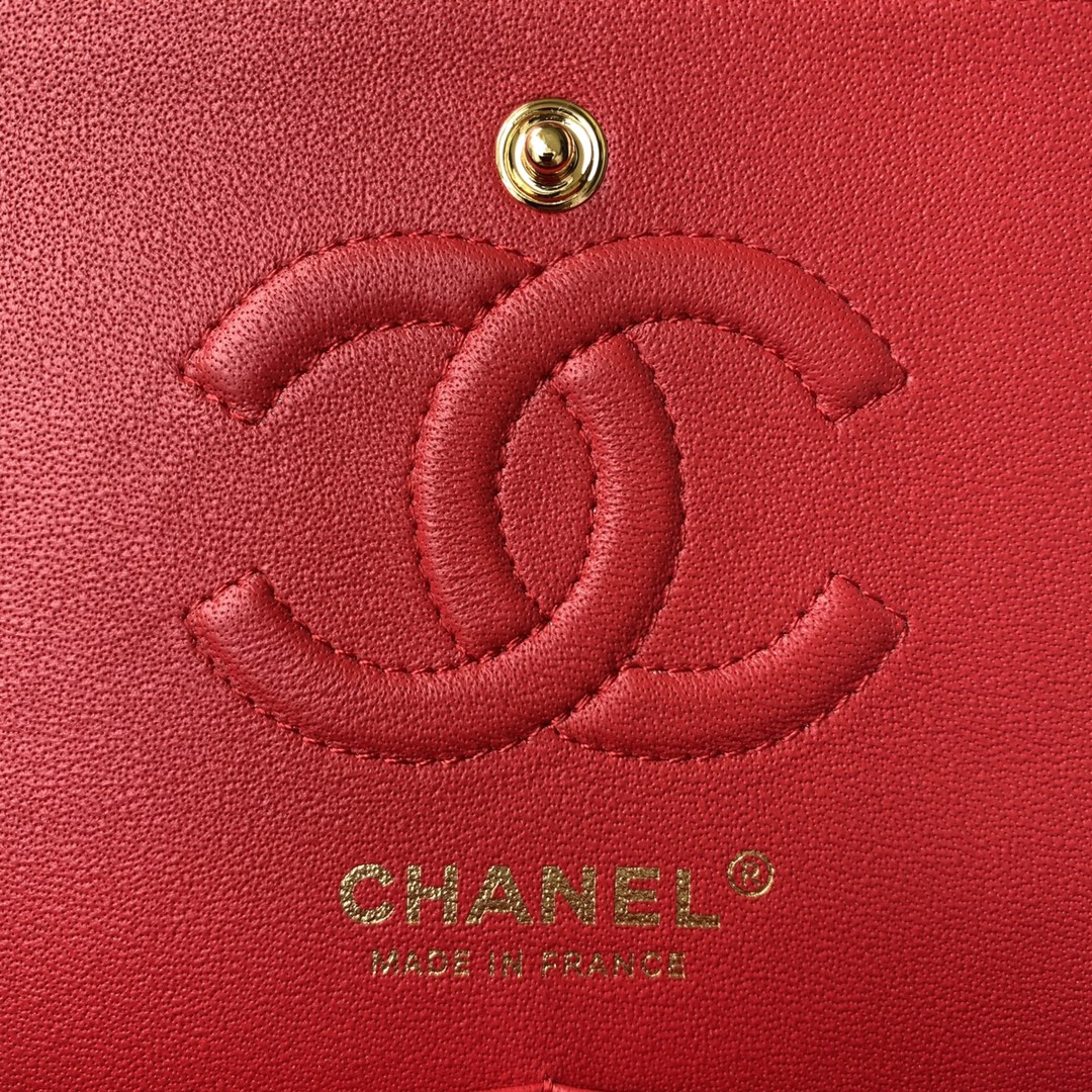 Sac à rabat classique moyen 23 cm en cuir d'agneau rouge et accessoires dorés 