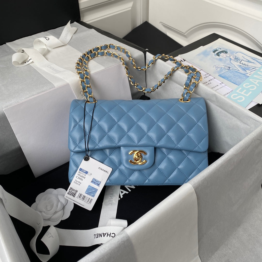 Sac à rabat classique moyen 23 cm en cuir d'agneau bleu et accessoires dorés 