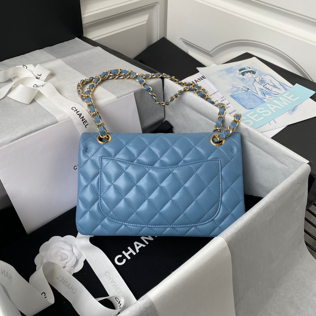 Sac à rabat classique moyen 23 cm en cuir d'agneau bleu et accessoires dorés 