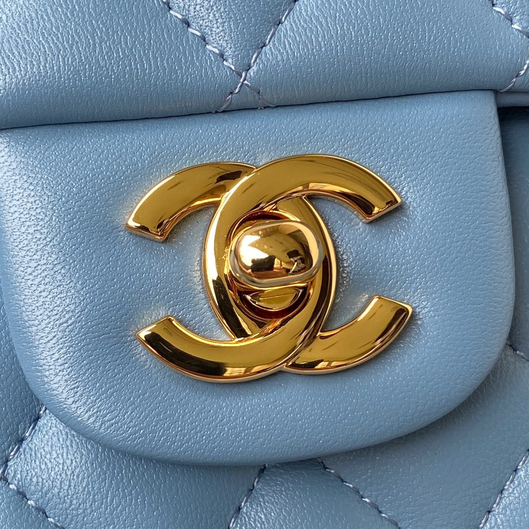 Sac à rabat classique moyen 23 cm en cuir d'agneau bleu et accessoires dorés 