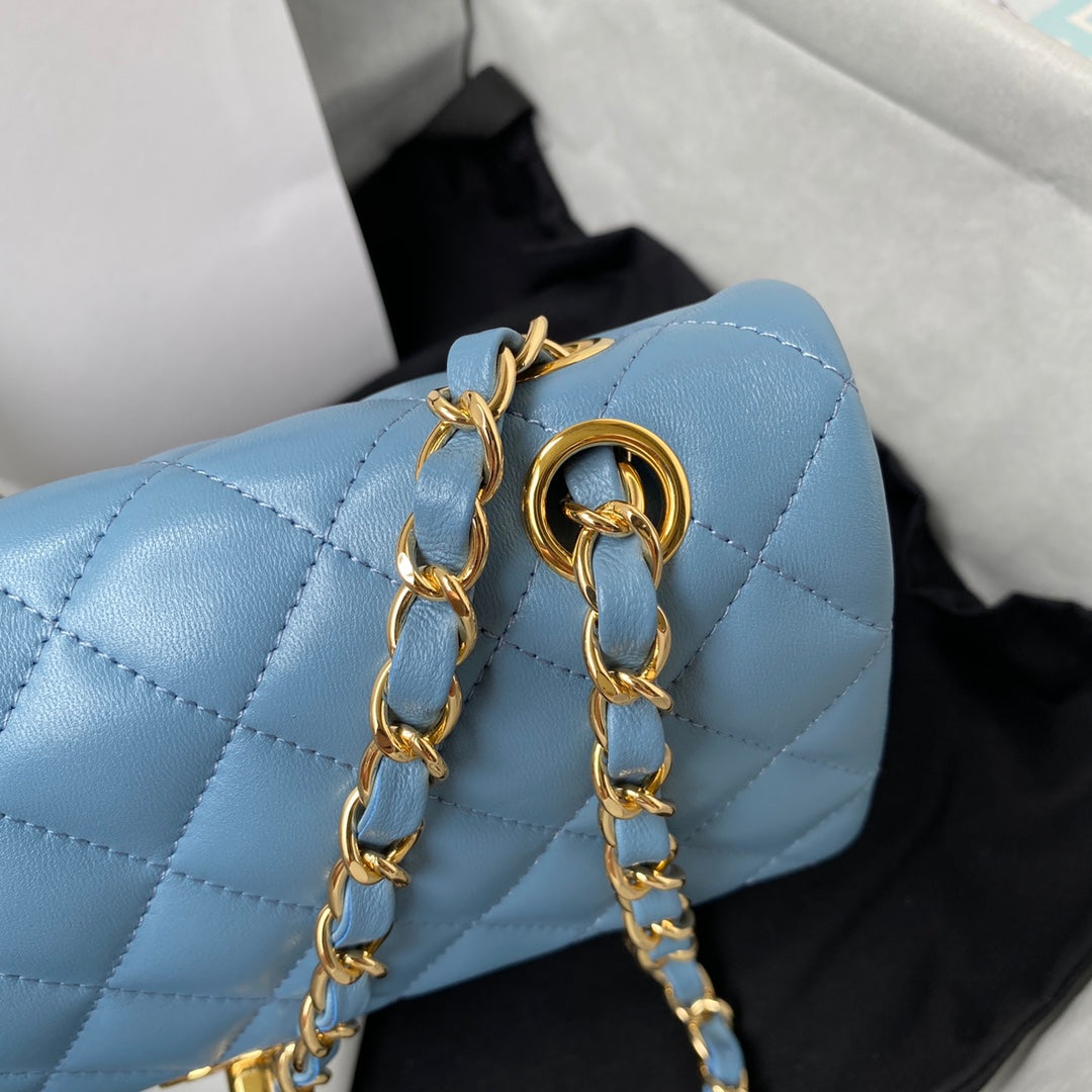 Sac à rabat classique moyen 23 cm en cuir d'agneau bleu et accessoires dorés 
