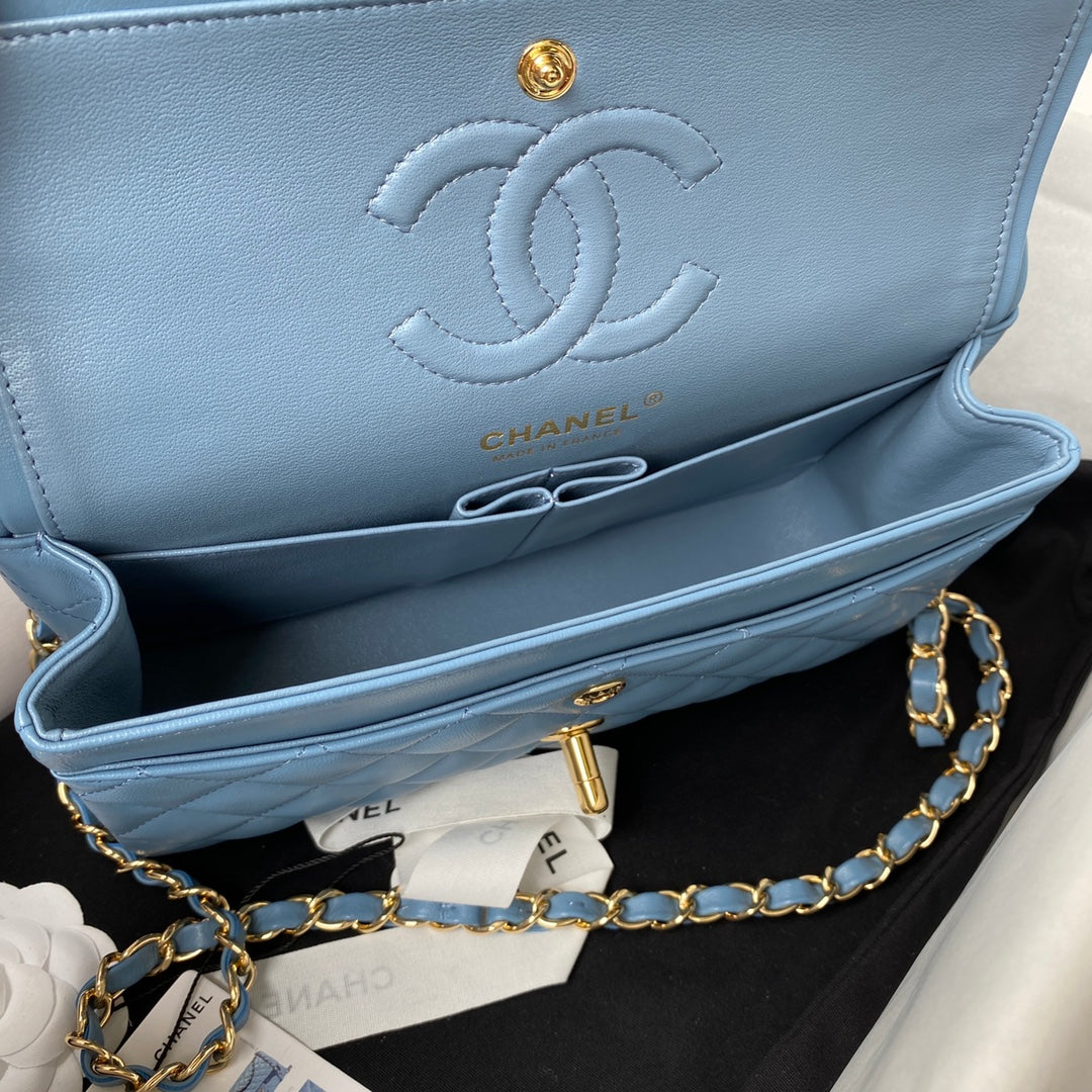 Sac à rabat classique moyen 23 cm en cuir d'agneau bleu et accessoires dorés 