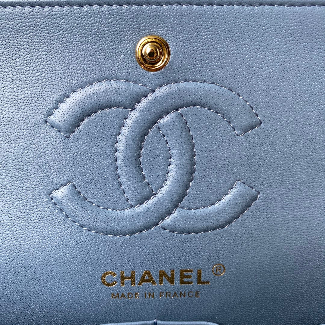 Sac à rabat classique moyen 23 cm en cuir d'agneau bleu et accessoires dorés 