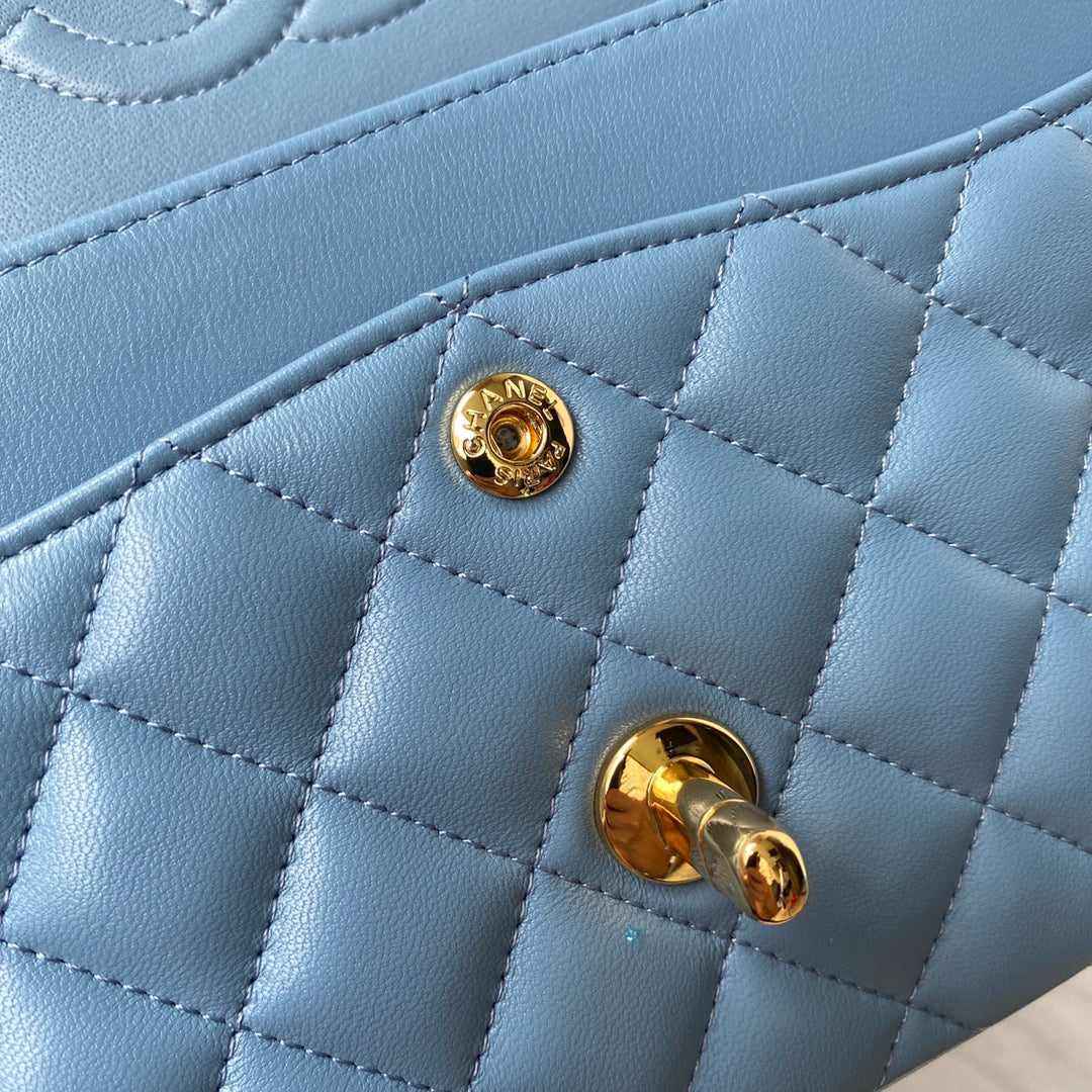 Sac à rabat classique moyen 23 cm en cuir d'agneau bleu et accessoires dorés 