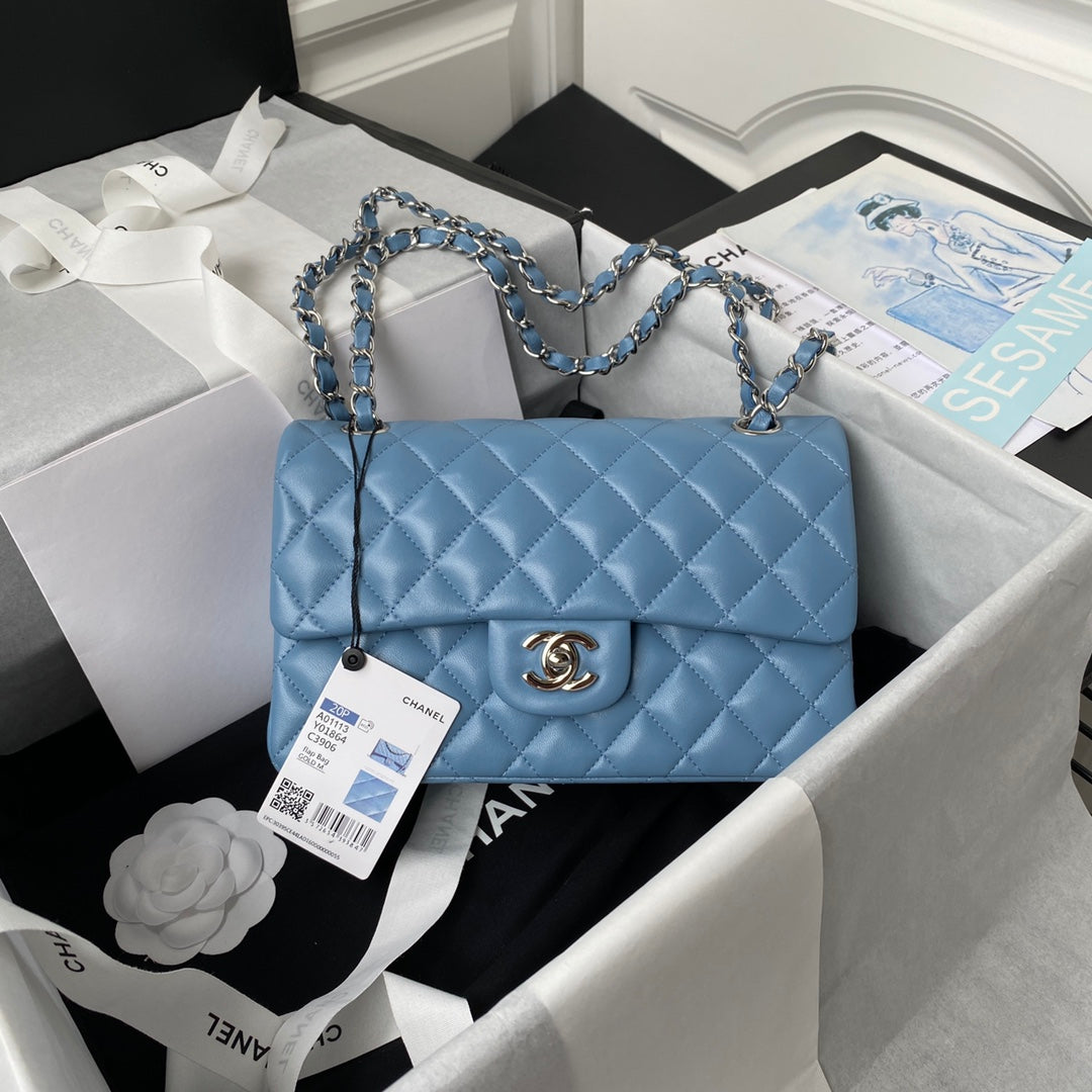Sac à rabat classique moyen 23 cm en cuir d'agneau bleu et accessoires argentés 