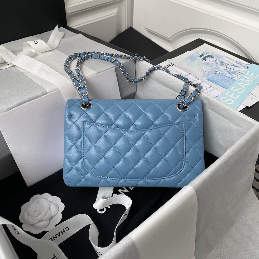 Sac à rabat classique moyen 23 cm en cuir d'agneau bleu et accessoires argentés 