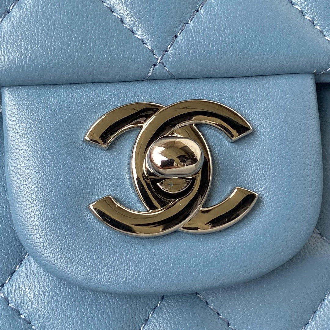 Sac à rabat classique moyen 23 cm en cuir d'agneau bleu et accessoires argentés 