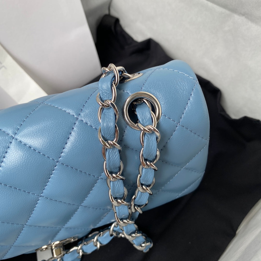 Sac à rabat classique moyen 23 cm en cuir d'agneau bleu et accessoires argentés 