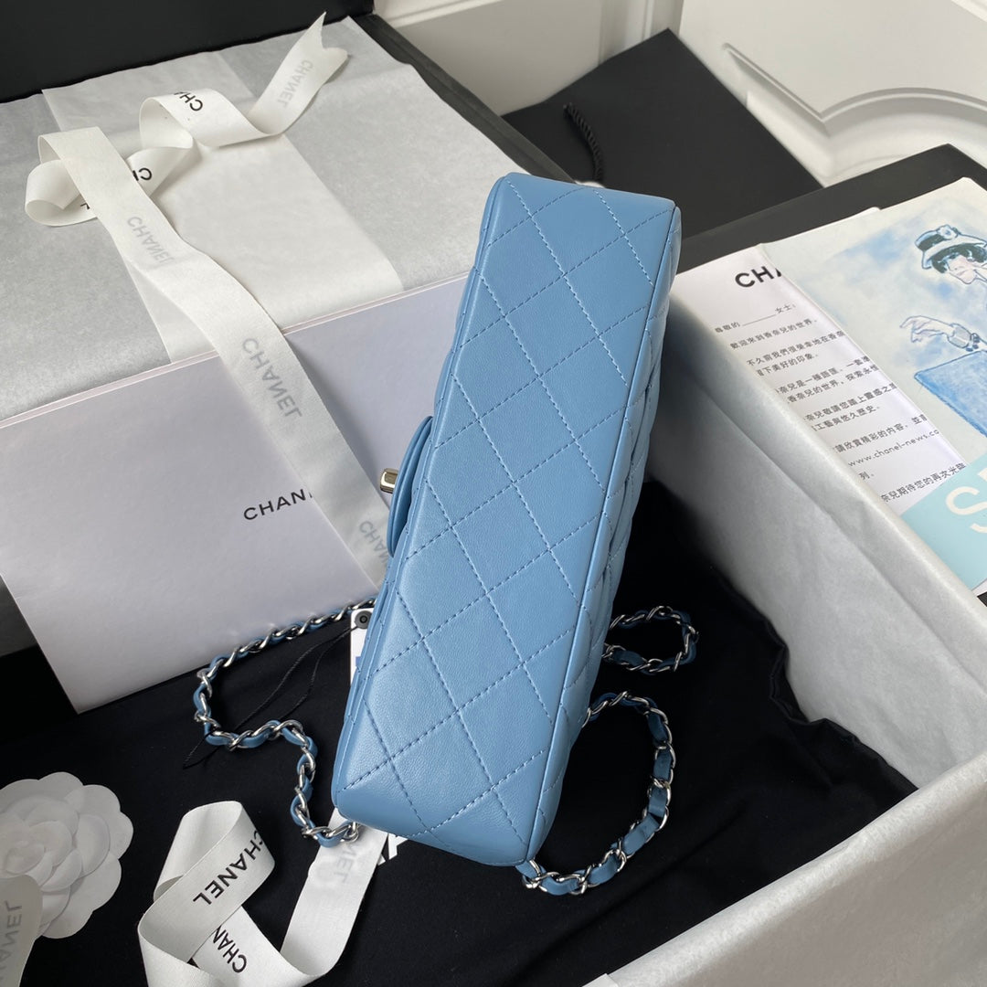 Sac à rabat classique moyen 23 cm en cuir d'agneau bleu et accessoires argentés 