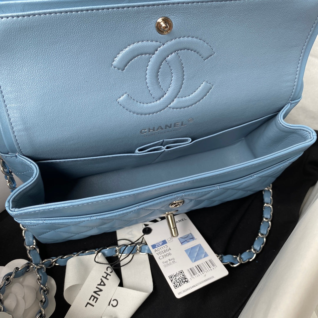 Sac à rabat classique moyen 23 cm en cuir d'agneau bleu et accessoires argentés 