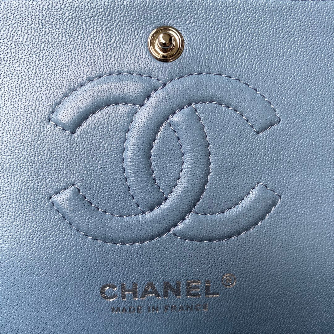 Sac à rabat classique moyen 23 cm en cuir d'agneau bleu et accessoires argentés 