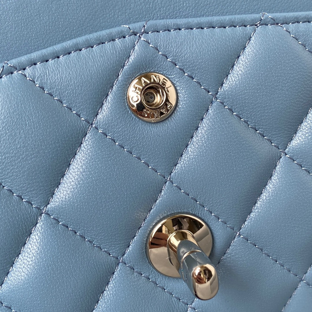 Sac à rabat classique moyen 23 cm en cuir d'agneau bleu et accessoires argentés 