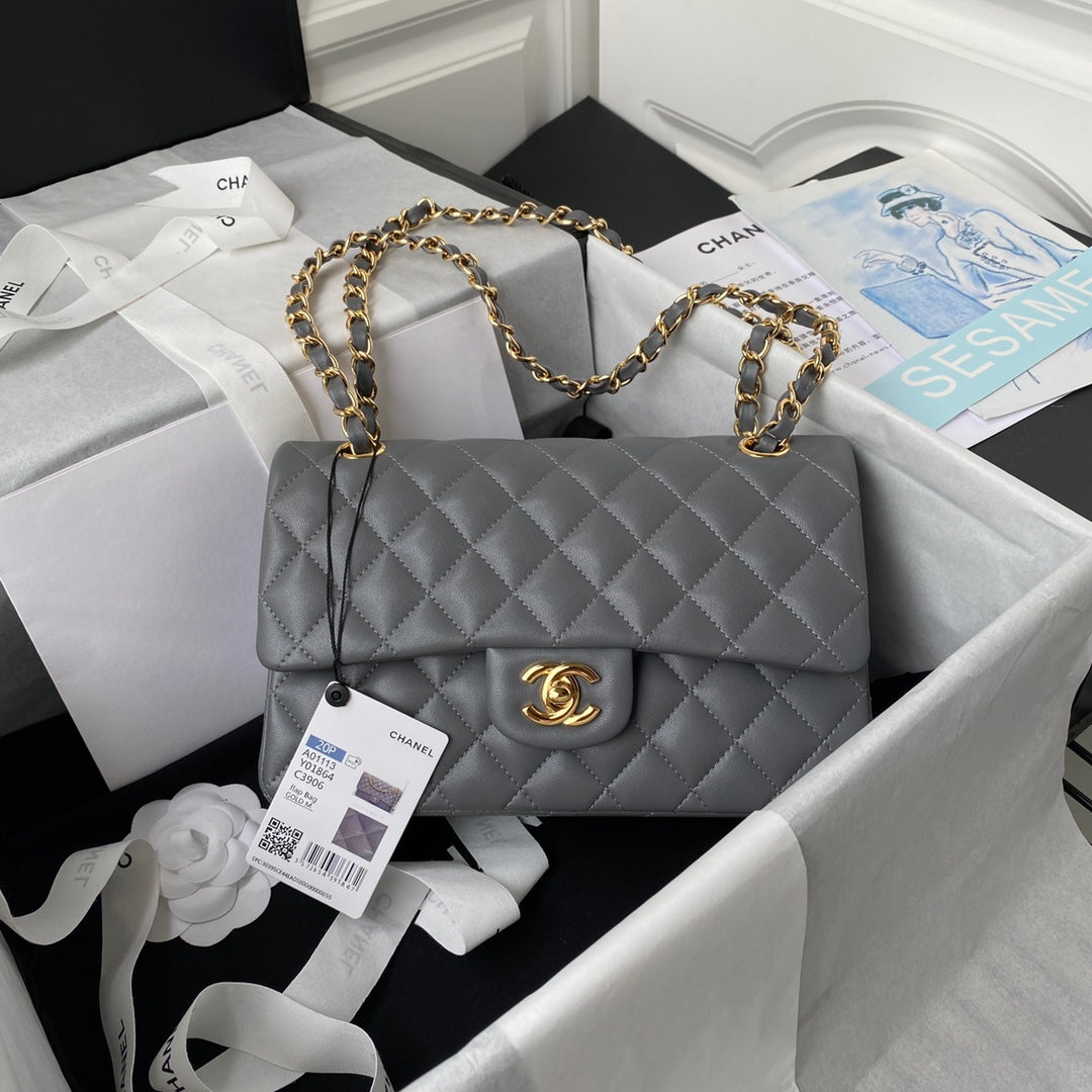 Sac à rabat classique moyen 23 cm en cuir d'agneau gris et accessoires dorés 