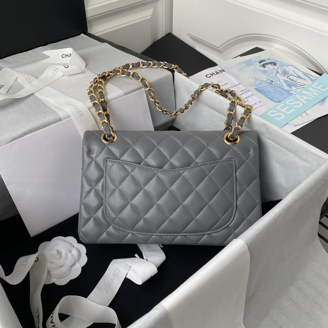 Sac à rabat classique moyen 23 cm en cuir d'agneau gris et accessoires dorés 