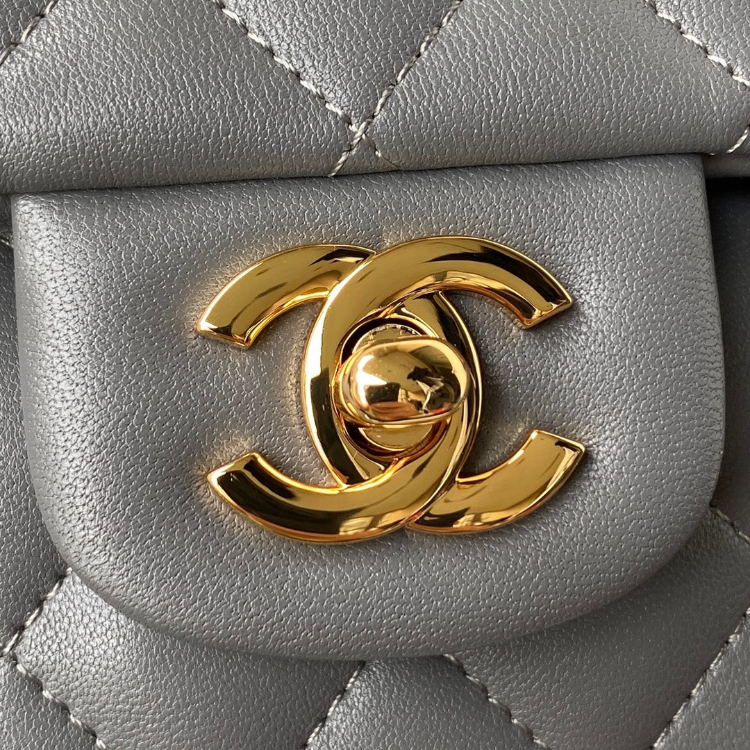 Sac à rabat classique moyen 23 cm en cuir d'agneau gris et accessoires dorés 
