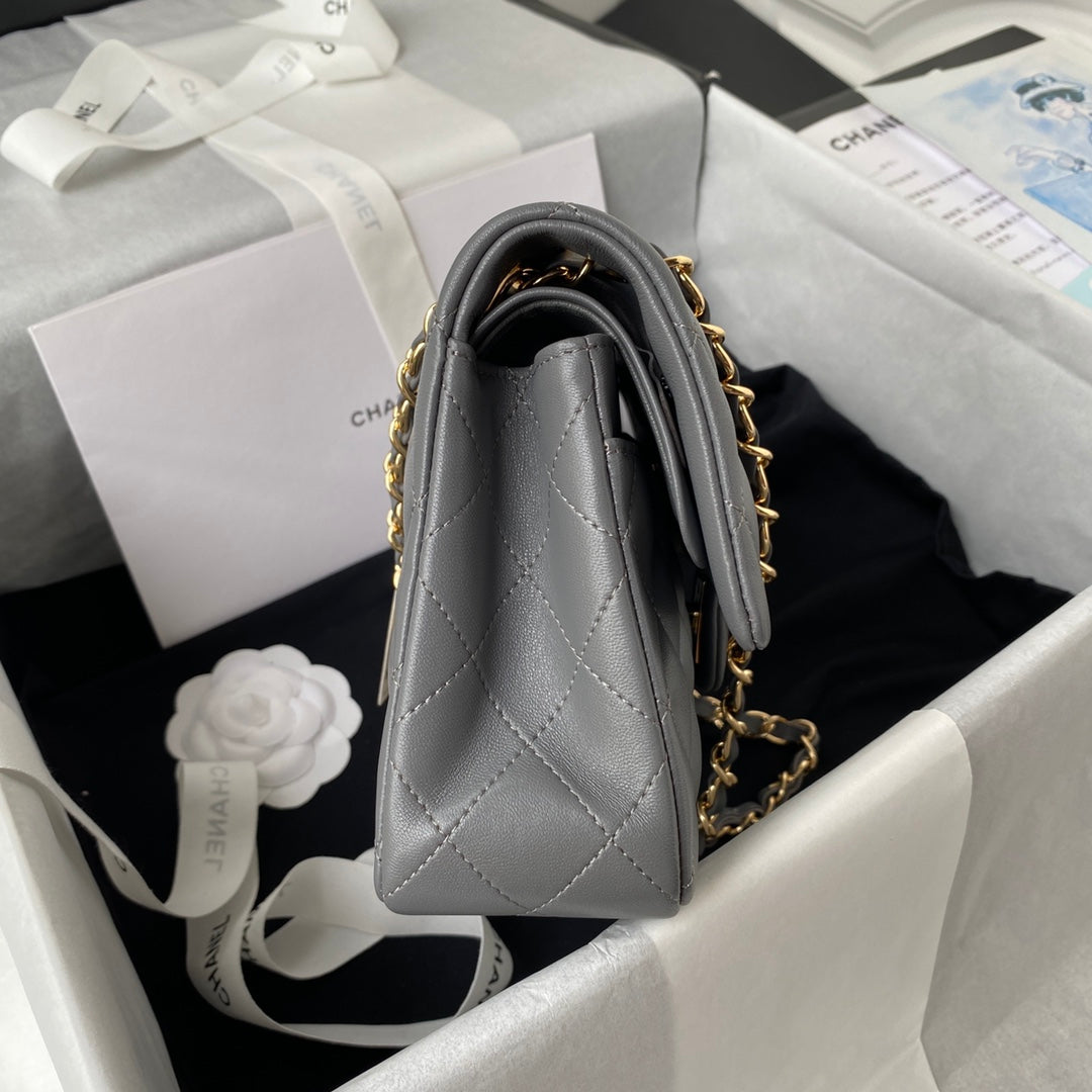 Sac à rabat classique moyen 23 cm en cuir d'agneau gris et accessoires dorés 