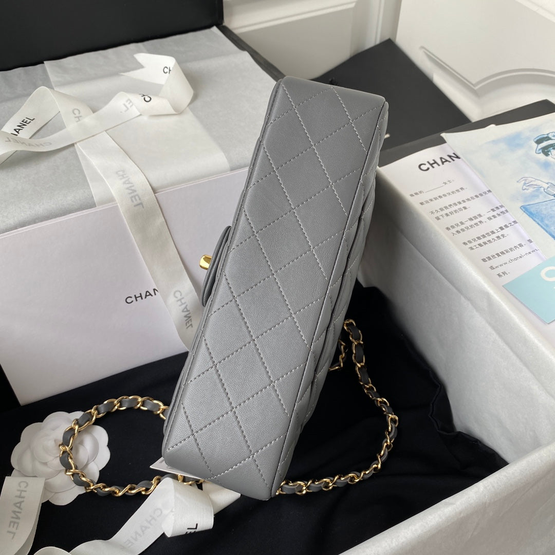 Sac à rabat classique moyen 23 cm en cuir d'agneau gris et accessoires dorés 