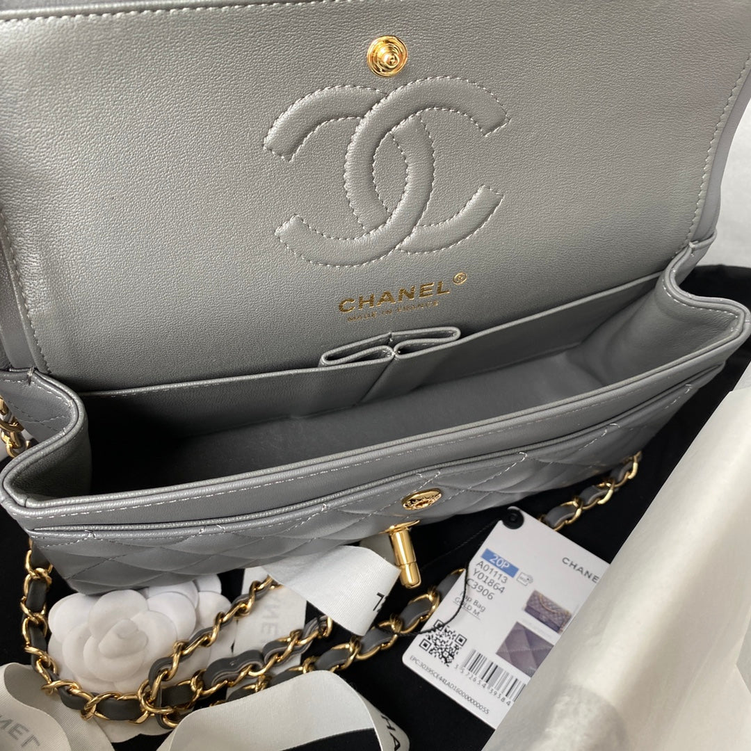 Sac à rabat classique moyen 23 cm en cuir d'agneau gris et accessoires dorés 