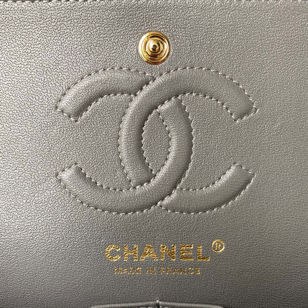 Sac à rabat classique moyen 23 cm en cuir d'agneau gris et accessoires dorés 
