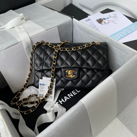 Sac à rabat classique moyen 23 cm en cuir d'agneau noir et accessoires dorés 
