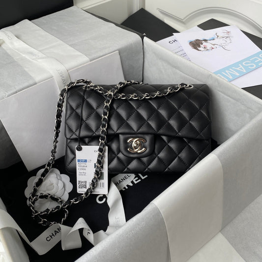 Sac à rabat classique moyen 23 cm en cuir d'agneau noir et accessoires argentés 