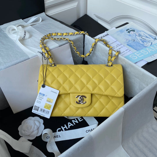 Sac à rabat classique moyen 23 cm Jaune caviar Quincaillerie argentée 