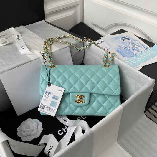 Sac à rabat classique moyen 23 cm Bleu ciel Caviar Quincaillerie dorée 