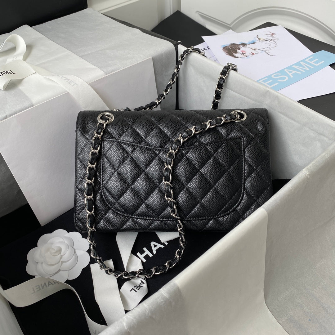 Sac à rabat classique moyen 23 cm Noir Caviar Quincaillerie argentée 
