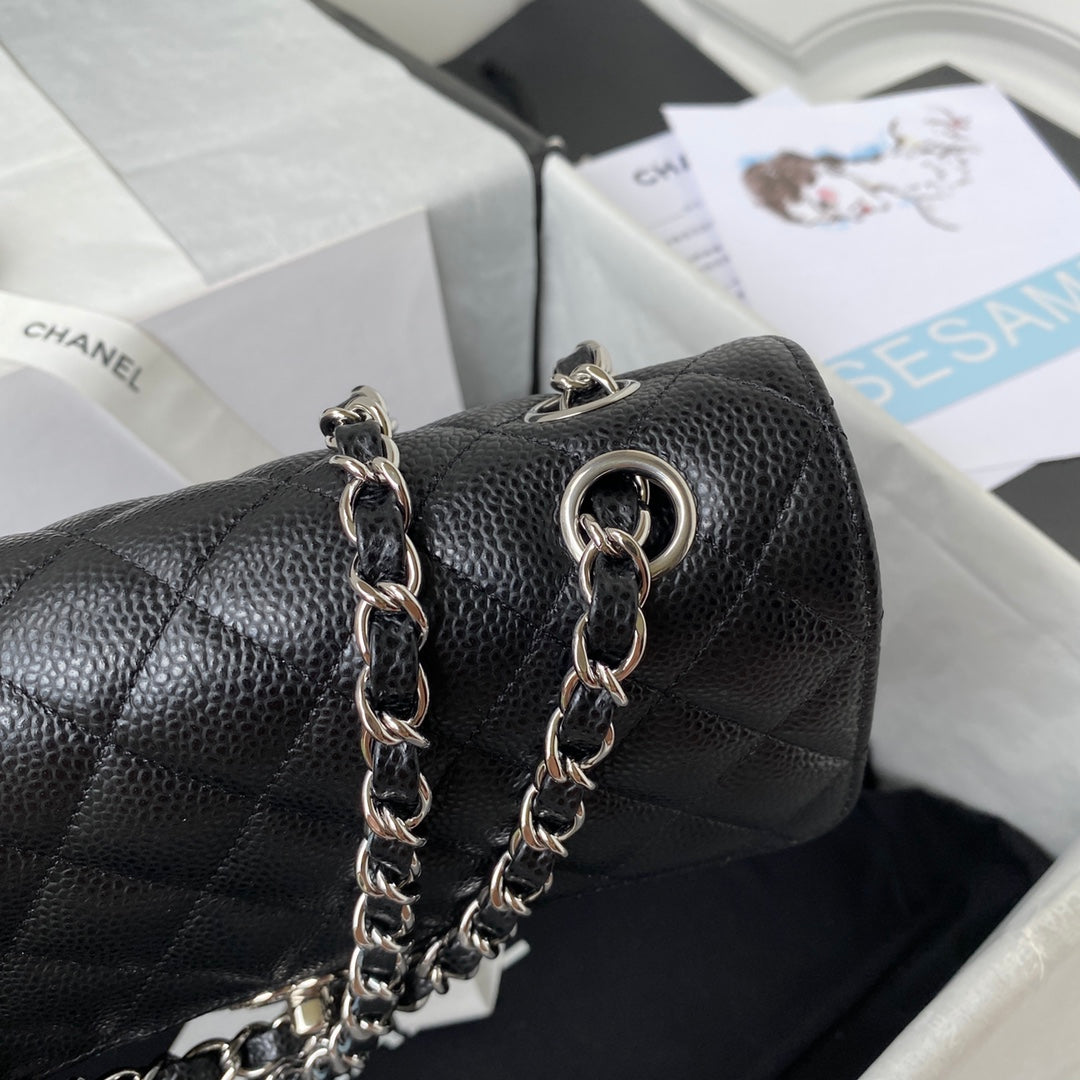 Sac à rabat classique moyen 23 cm Noir Caviar Quincaillerie argentée 