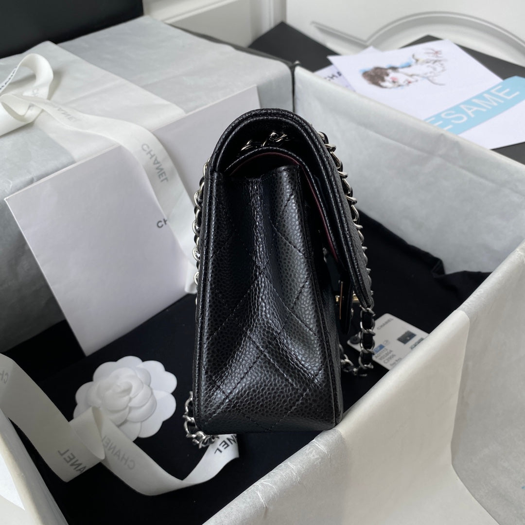 Sac à rabat classique moyen 23 cm Noir Caviar Quincaillerie argentée 