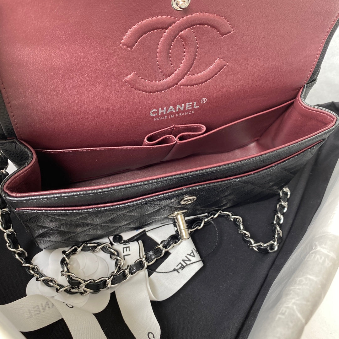 Sac à rabat classique moyen 23 cm Noir Caviar Quincaillerie argentée 