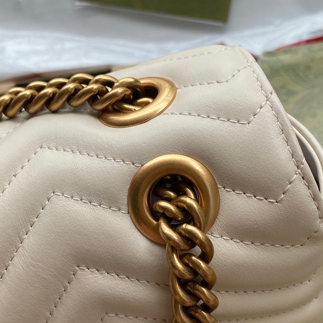 GG Marmont 26 cm en cuir de veau blanc avec finitions dorées