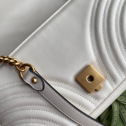 GG Marmont 26 cm en cuir de veau blanc avec finitions dorées